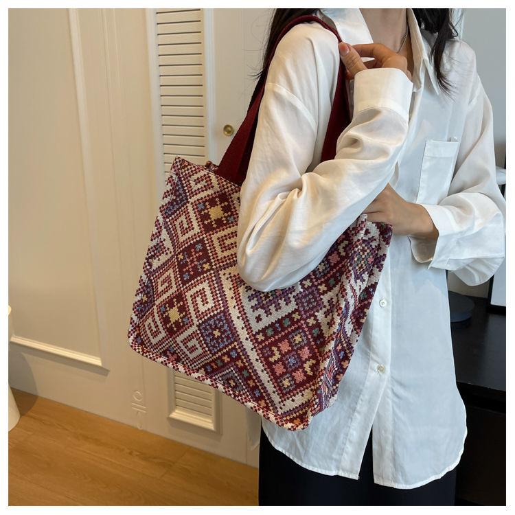 Product Introduction of Túi Tote Dệt Tay, Chất Liệu Vải Bố Sức Chứa Lớn, Phong Cách Lười Biếng, Thích Hợp Cho Bé Gái, Phong Cách Instagram, Lý Tưởng Cho Người Đi Làm Và Du Lịch, Túi Đeo Vai Sức Chứa Lớn hàn quốc có thể mở rộng Bag Chữ Nhật Hình Chữ Nhật Canvas Da Hoa 29