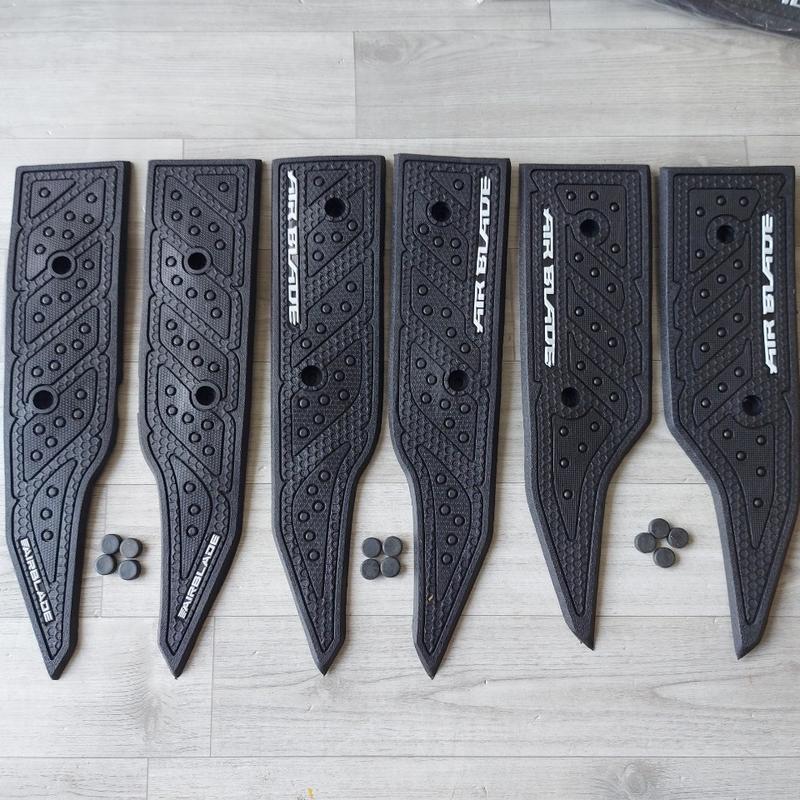 (CHƯA KÈM ỐC - LOẠI DẦY) Thảm lót Chân Airblade 2016 Đến 2025 - VARIO - SH Chữ Trắng kiểu indo AB Phụ Kiện Phụ Tùng