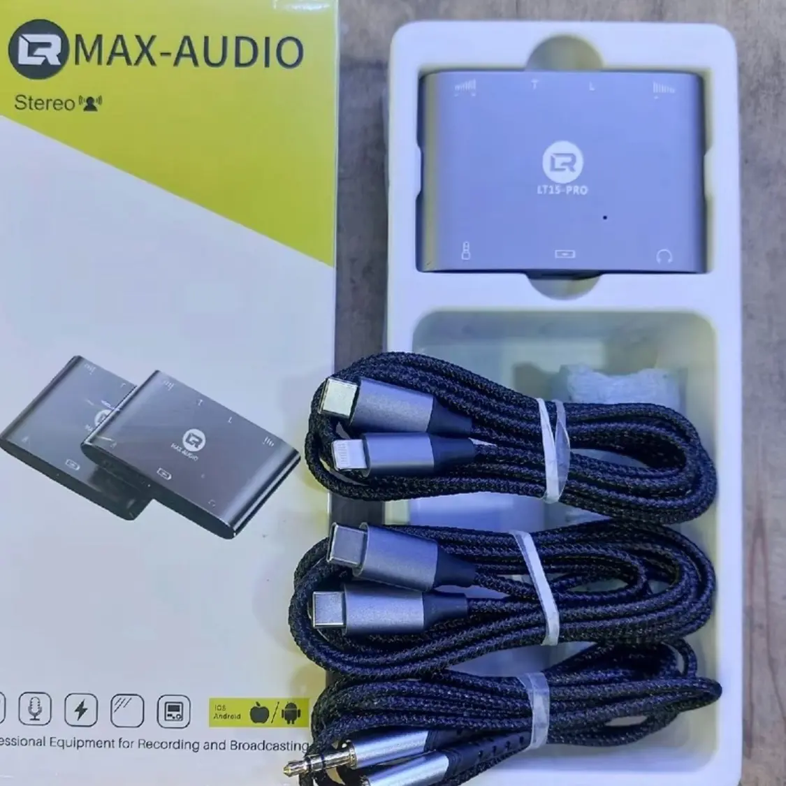￼Box Livestream STEREO LT15 PRO Dùng Được Cả Type C Và IP Đầy Đủ Dây Kết Nối, Âm Thanh Sống Động