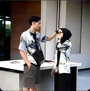 Kemeja Vintage Pria Kekinian Hawai Pantai Rayon Motif Cowok Distro Printing Lembut Panjang Pendek Casual Baju Hitam Surfing Hem V-Neck Santai Katun Abstrak