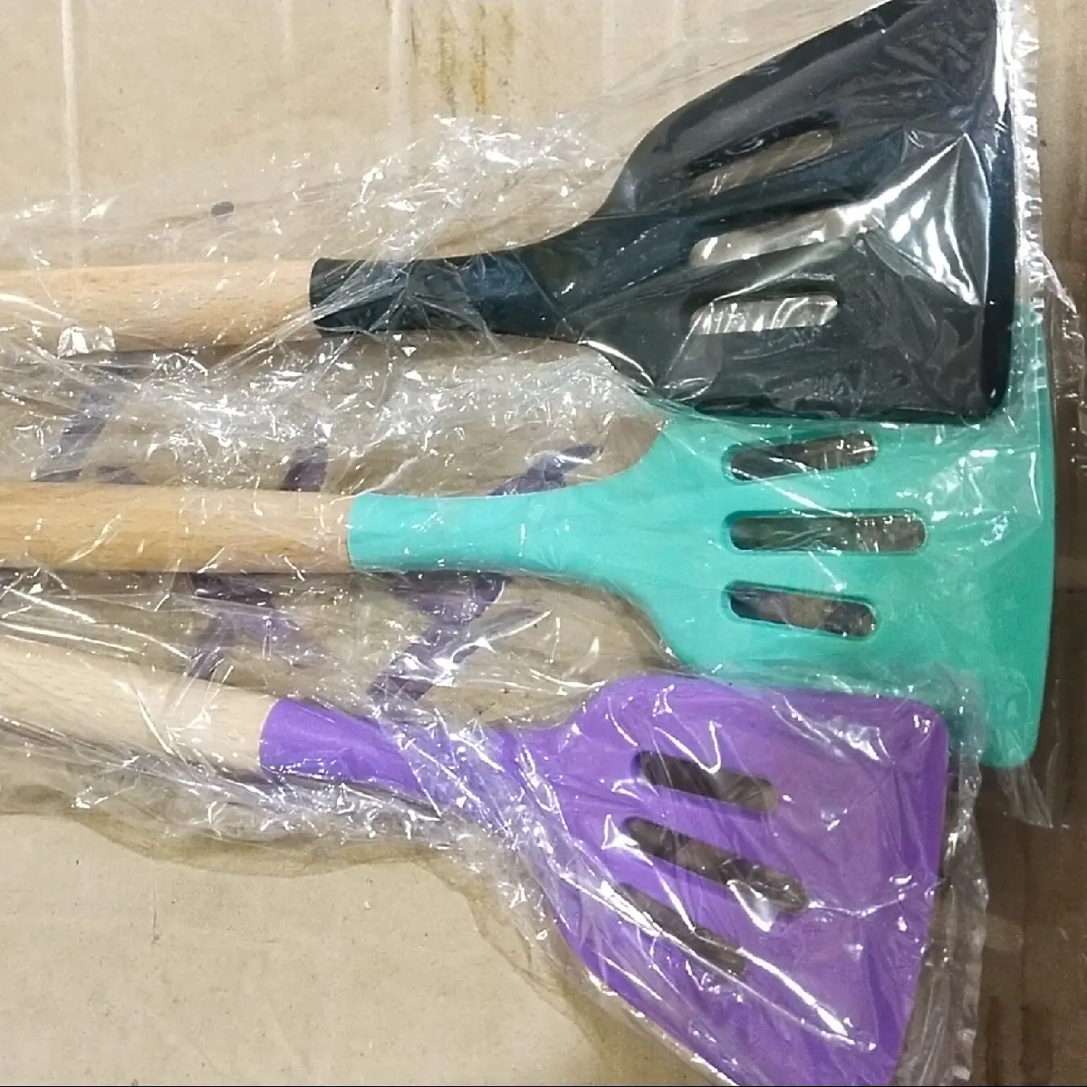 Spatula Lubang Gagang Kayu / Sendok Goreng Silikon Tahan Panas - 32 CM