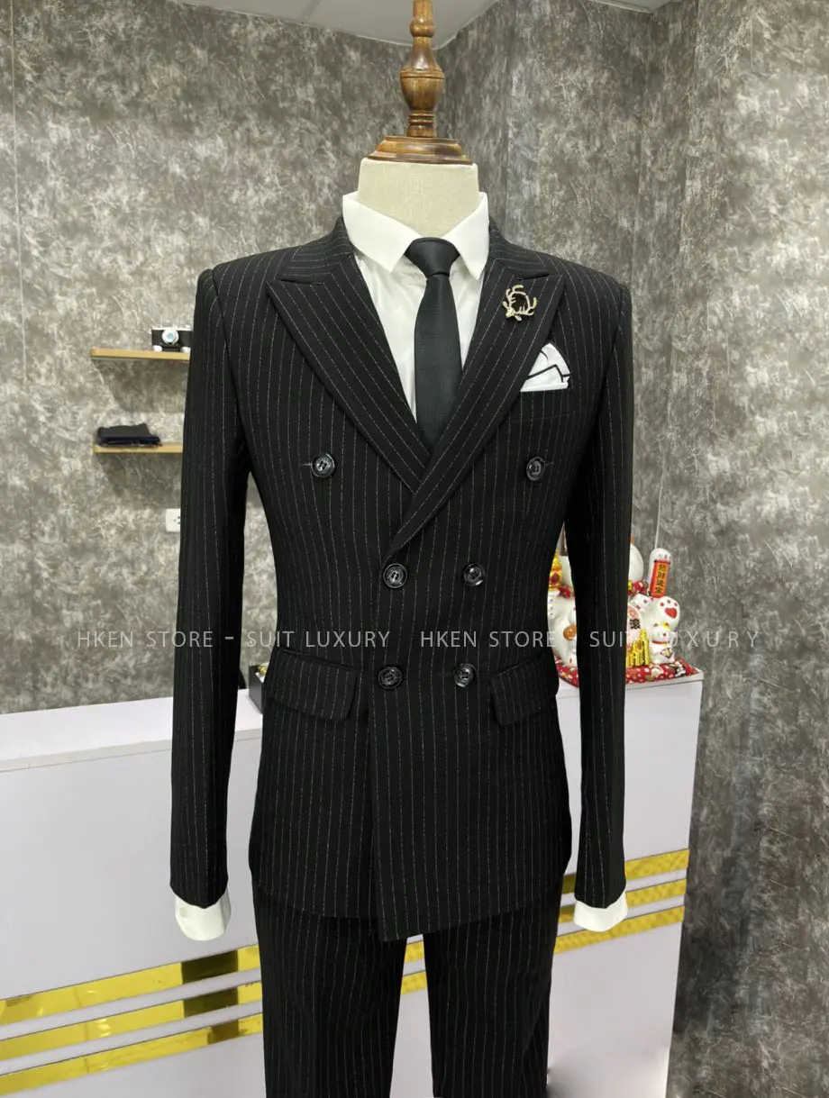 <Tặng cavat> Bộ suit đen xọc 4 cúc - Bộ gồm: 1 Áo +  Quần có đai tăng chỉnh cạp. Bộ vest nam. Bộ tuxedo 4 cúc.