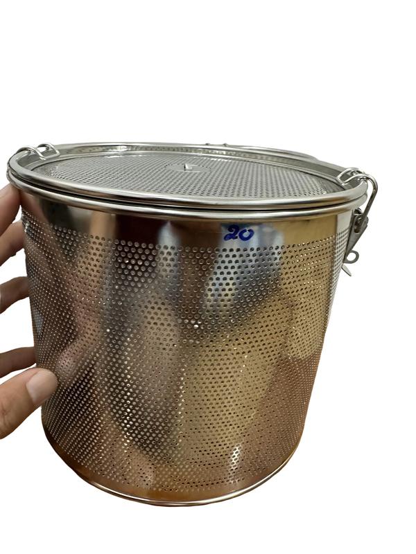 Rọ lọc gia vị inox, bền, tiện lợi, dùng nấu Phở, rọ kích thước to, cao 17.5cm * đường kính 20cm, dùng cho tiệm nấu Phở, nấu nhiều. Rọ to sử dụng lâu dài, Dùng để lọc các loại canh thảo mộc, trà, các loại gia vị như quế, hồi, tiêu rổ