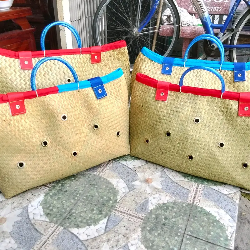 Giỏ Đệm Gà Cải Tiến 7tấc 12lỗ Màu Đỏ (70x46) - Dùng Cho Gà Từ 3ký Trở Xuống 5
