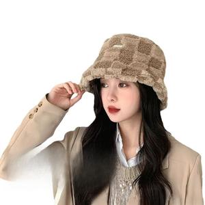 หมวกชาวประมงสำหรับผู้หญิง ปี 2025 พร้อมส่ง อบอุ่นและหนา ใช้งานได้หลากหลาย ช่วยให้ใบหน้าดูเรียว มีลายตารางเล็ก หมวกกันลมและกันหนาว สไตล์ใหม่ หรูหราเบาๆ ขั้นสูง