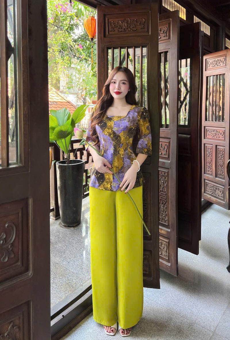 Product Introduction of SÉT ÁO KÈM QUẦN BÀ BA CỔ VUÔNG TAY LỠ HOA HỒNG CHẤT VẢI LỤA MANGO CÓ 2 SIZE LỚN VÀ NHỎ 16