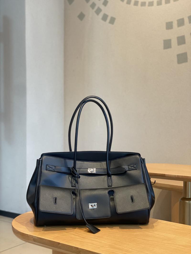 Product Introduction of 2025 New Roden Lock Tote Bag Large Capacity Neutral Motorcycle Wings Style Bag Leather Shoulder Bag Tote Bag 23