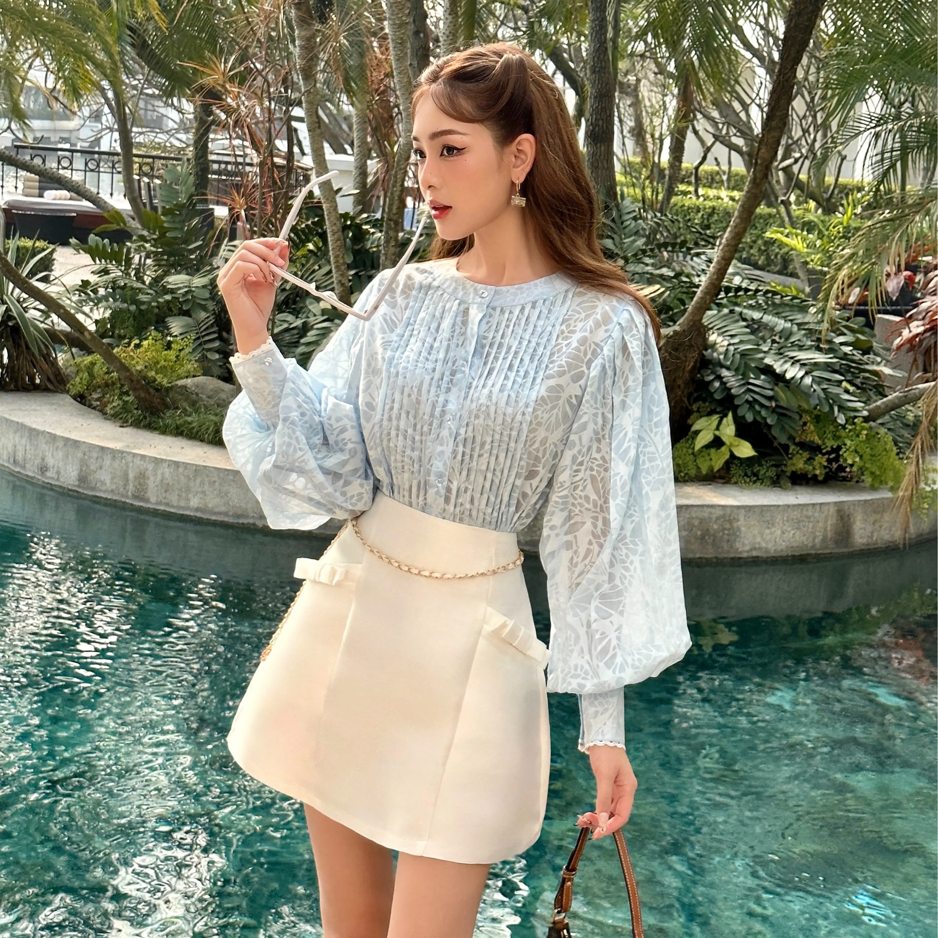 [VEO'S] Orla Shirt - Áo Sơ Mi Đũi Kiểu Nữ Dáng Suông Hoạ Tiết Hoa Cổ Tròn Xếp Ly Tay Bồng Màu Xanh Và Trắng Phong Cách Thanh Lịch Đi Làm, Đi Học, Đi Chơi Top