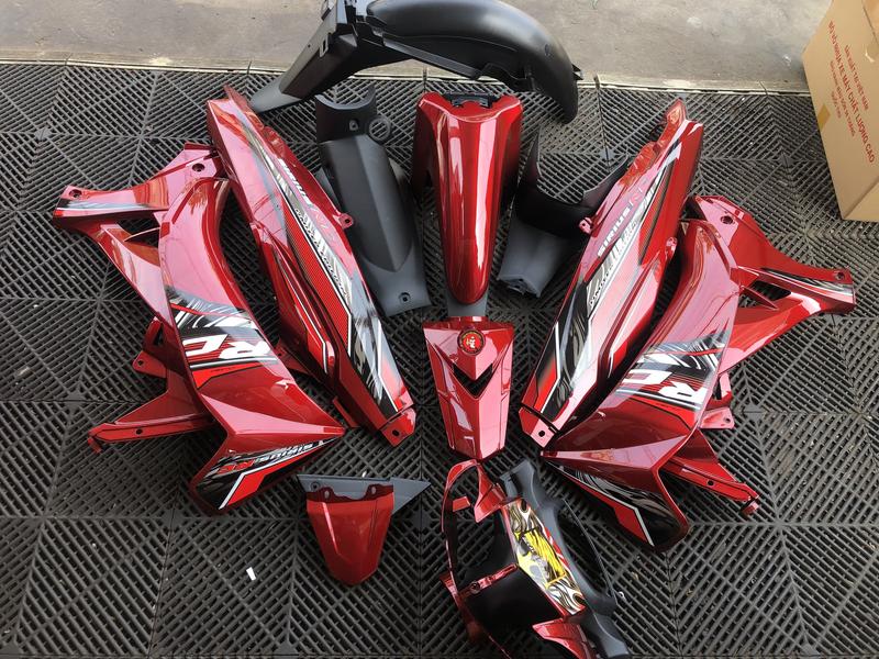 Dàn áo Sirius xăng cơ màu đỏ kendy dán sẵn tem, nhựa abs đen. hàng 1/2