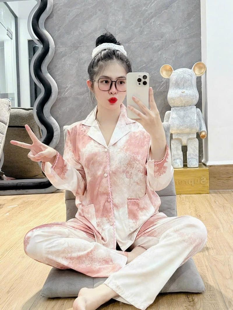 Product Introduction of Bộ lụa latin tơ tằm 40/60kg cúc bọc túi viền tay dài màu loang xinh mặc nhà cao cấp  Women Quần Ngủ Nữ Áo Voi Kem Nhung 7