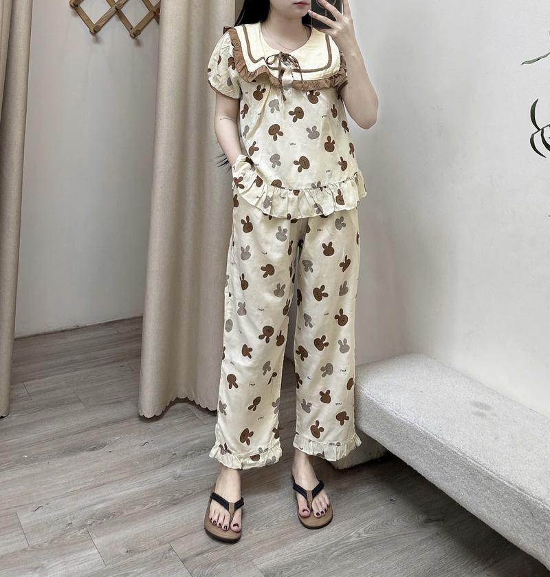 Product Introduction of Bộ đồ ngủ mặc nhà nữ Hh áo cộc tay bồng cổ vuông hải quan bản to màu be phối viền bèo trơn 1 màu chính giữa có dây nơ dáng xoè baby quần xuônh hoạ tiết Thỏ in chìm chất liệu đũi hàn mềm êm mát lạnh 2