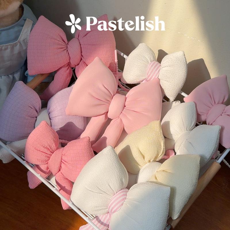 Charm nơ chần bông Pastelish dùng để cài túi xách balo. Charm dạng nơ vải xốp chần bông mịn bên trong. Kèm móc khóa hình hoa bằng nhựa kem đáng yêu