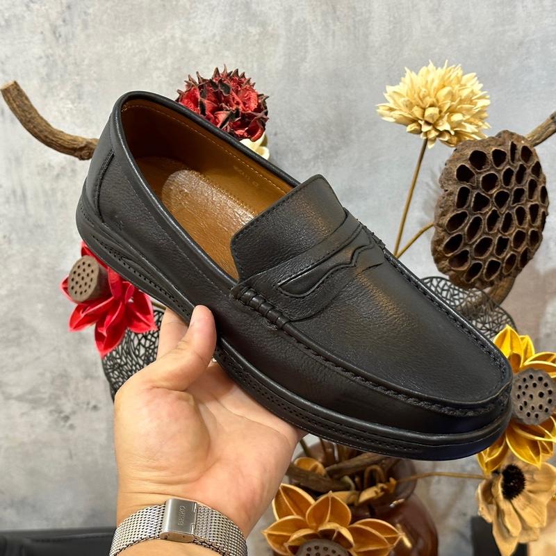 - Mocca 12: Dòng lười da bò Nappa cao cấp, mềm mịn có form dáng hiện đại trẻ trung, hoàn thiện hoàn toàn thủ công để đảm bảo độ bền và độ thẩm mỹ cao nhất. Một trong những dòng lười dễ đi mà một quý ông nên có. HỖ TRỢ KHÁCH ĐỔI SIZE KHI KHÔNG VỪA! 2