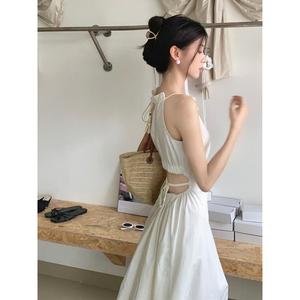 Long halter neck dress with a chic design and a cut-out detail at the waist. Features ties inspired by dopamine. Helps accentuate your figure, cinches the waist, and gives a slim, resort-style look with tassel details.