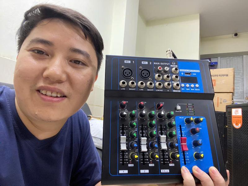 Bàn Trộn Âm Thanh Mixer F4 Bluetooth 5.0 , 2 Đường Chỉnh Micro, Echo delay Nâng Cấp Âm Thanh Hay Hơn, Kèm Dây Hoa Sen 2 Ra 2