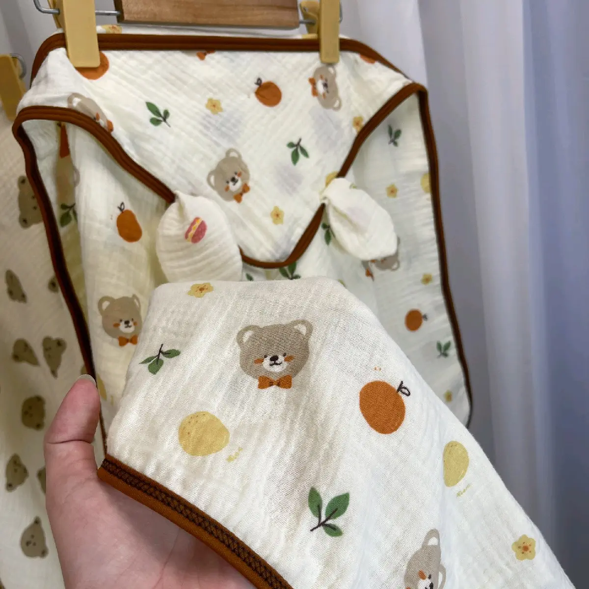 Ủ choàng sơ sinh tai gấu Xô Muslin 4 lớp viền nâu, viền trắng kích thước 60×65cm cho bé trai bé gái