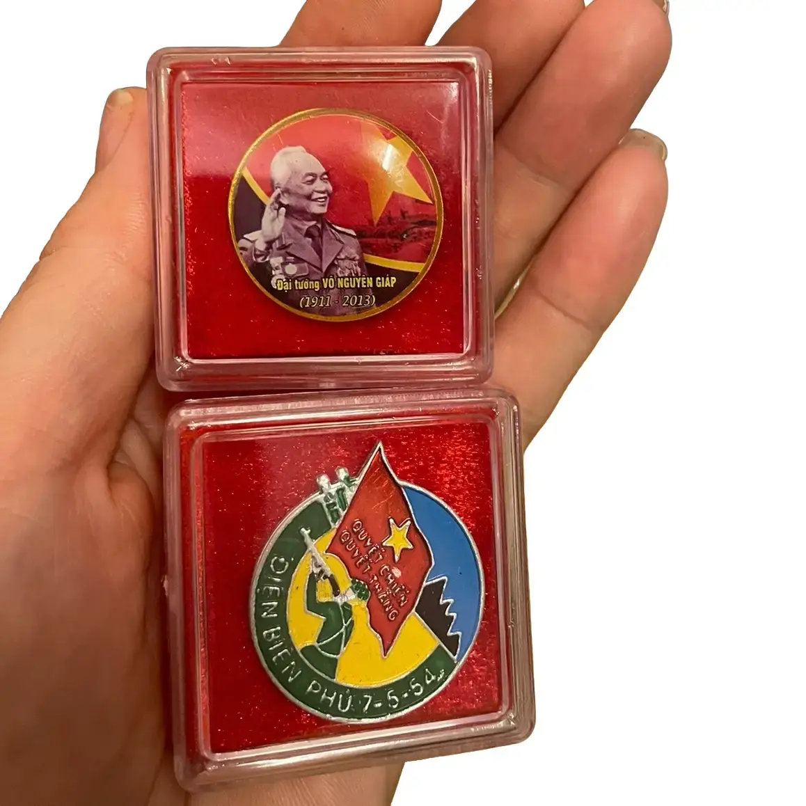 Com bo 01 Huy hiệu bác Giáp và 01 Chiến Sĩ Điện Biên Phủ (không kèm hộp đựng)