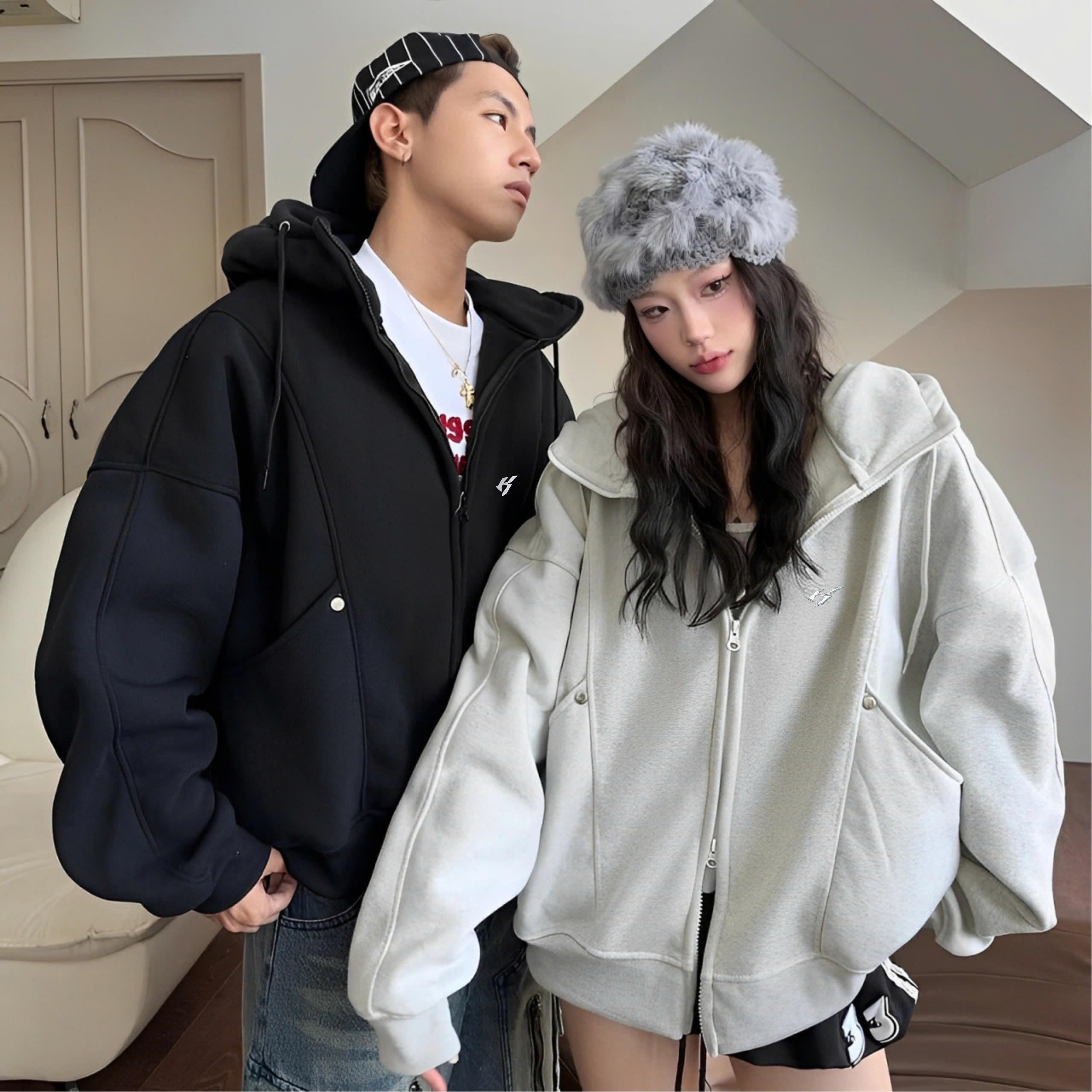 Karants เสื้อฮู้ดซิปโลโก้โลหะ คอสูง กระเป๋ากว้าง ทรง Cropped Boxy - AK25