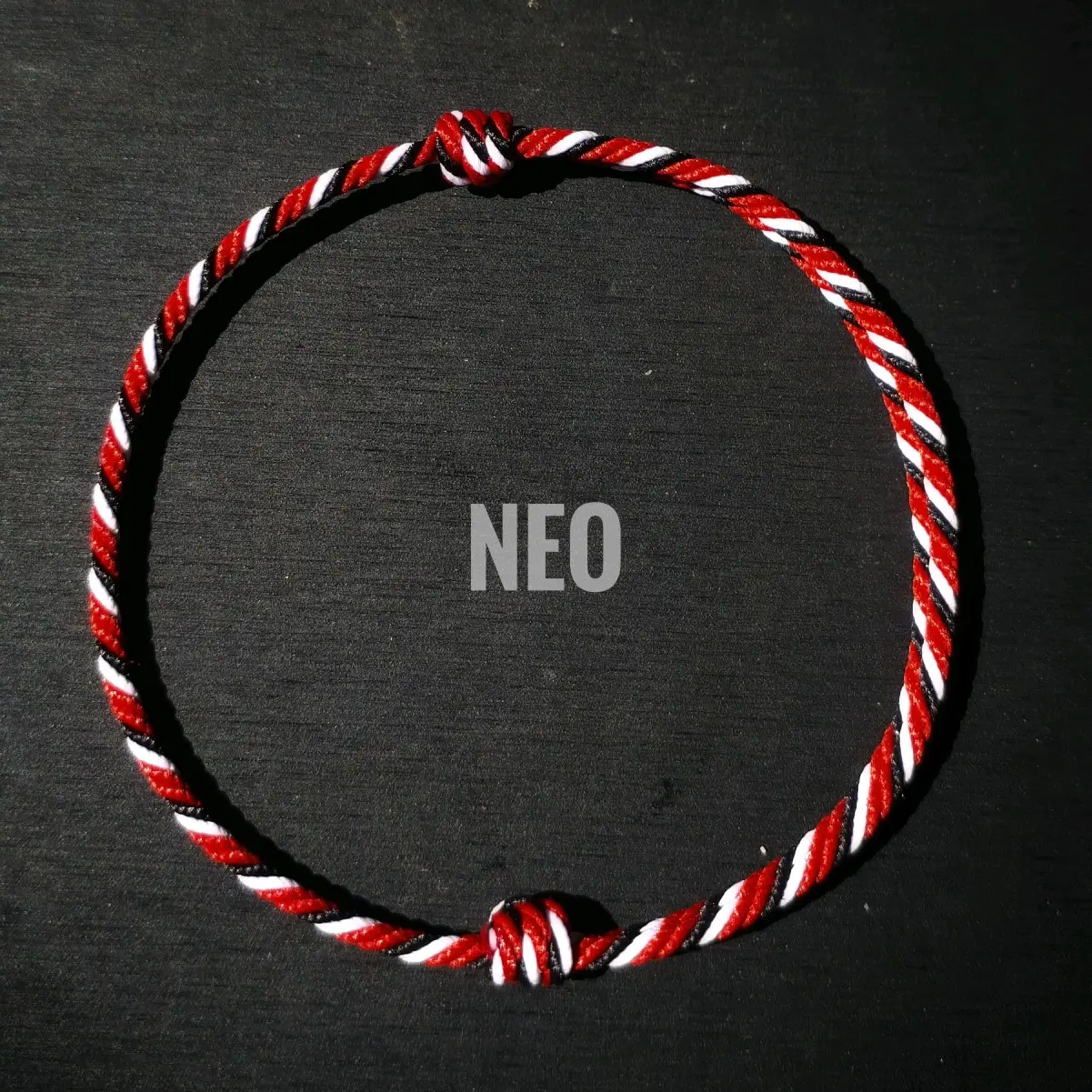 Gelang tridatu 2mm dominan warna merah / putih / hitam elegan simple premium