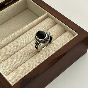 แหวนมินิมอล สไตล์ญี่ปุ่นและเกาหลี ฝังนิลดำ บิดแนวทแยง ดีไซน์เฉพาะ ทันสมัย แหวนบุคลิกภาพย้อนยุค แหวาฟัวควาย มาใหม่