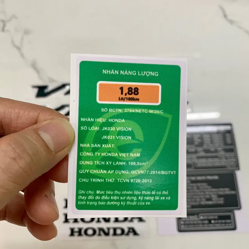 Trọn bộ tem dán và chữ nổi xe Vision màu đen bóng hàng nhập Thái Lan chất lượng cao dành trang trí riêng cho dòng xe này, trọn bộ tem gồm chữ nổi và tem thông số đầy đủ như hình màu sắc rất đẹp và bền, giá bán cực tốt bán lẻ như bán sỉ Nhãn Dán Sticker 6