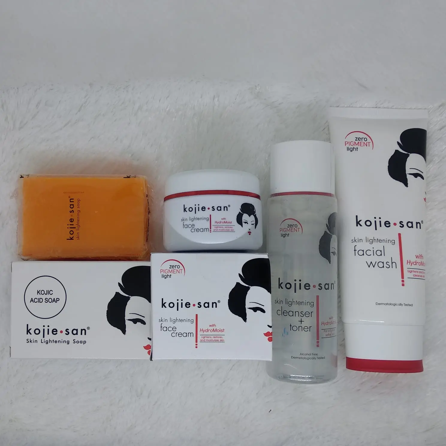 Paket Lengkap Kojie San / Kojie san 4 In 1 Lightening Face Cream 30 gr / Lightening Cleanser + Toner 100 ml / Lightening Soap 65 gr / Lightening Facial Wash 100 gr Ori Bpom