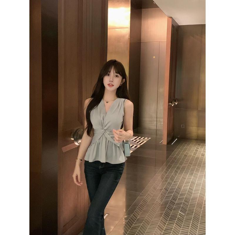 Product Introduction of Áo Vest Không Tay Bó Sát Phong Cách Pháp Ngọt Ngào Và Hợp Xu hướng Thiết Kế Eo Xoắn Xếp Nhún Cổ Chữ V, Dành Cho Nữ, Dễ Thương Và Gợi Cảm, Thích Hợp Cho Mùa Hè, Phong Cách Hợp Xu hướng Và Gợi Cảm Top Women 4
