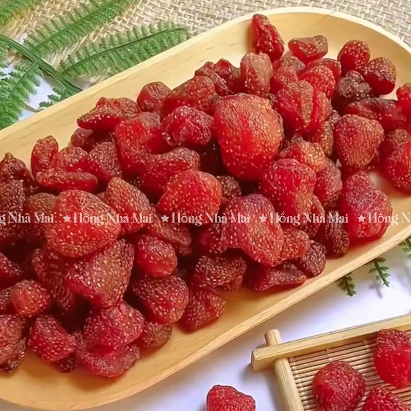 Dâu Tây Sấy Dẻo Đà Lạt Tự Nhiên Không Đường Túi 250G 400G - Hồng Nhà Mai Snack Ăn Vặt Food
