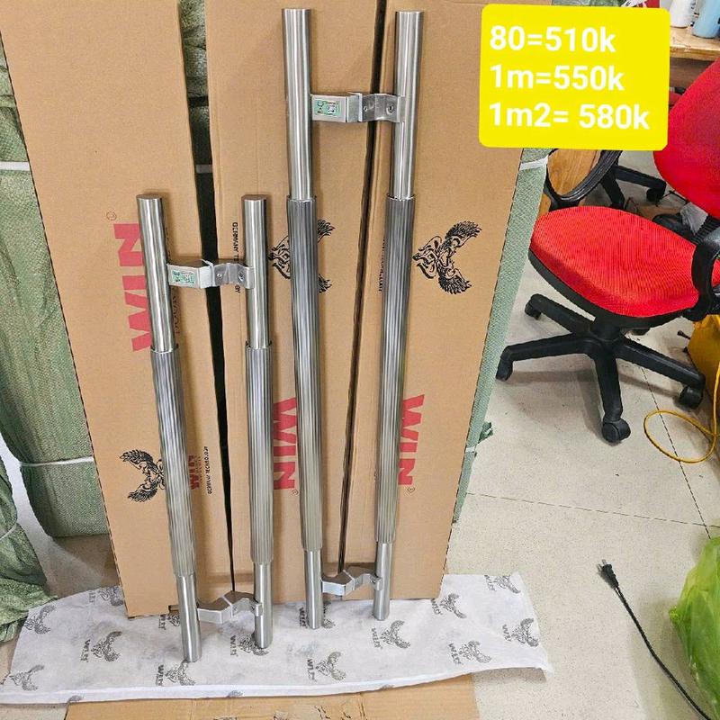 tay nắm cửa nhôm kính , thủy lực , tay nắm đen chày đầu vàng 4