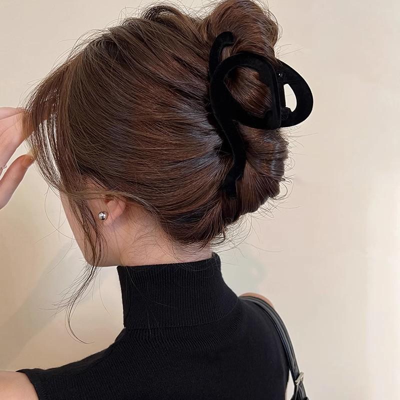 Product Introduction of Matte High-End Large Hair Claw Clip for Women, Back of Head Velvet Line Shark Clip Design, Autumn Winter Hair Accessory Hairpin 5
