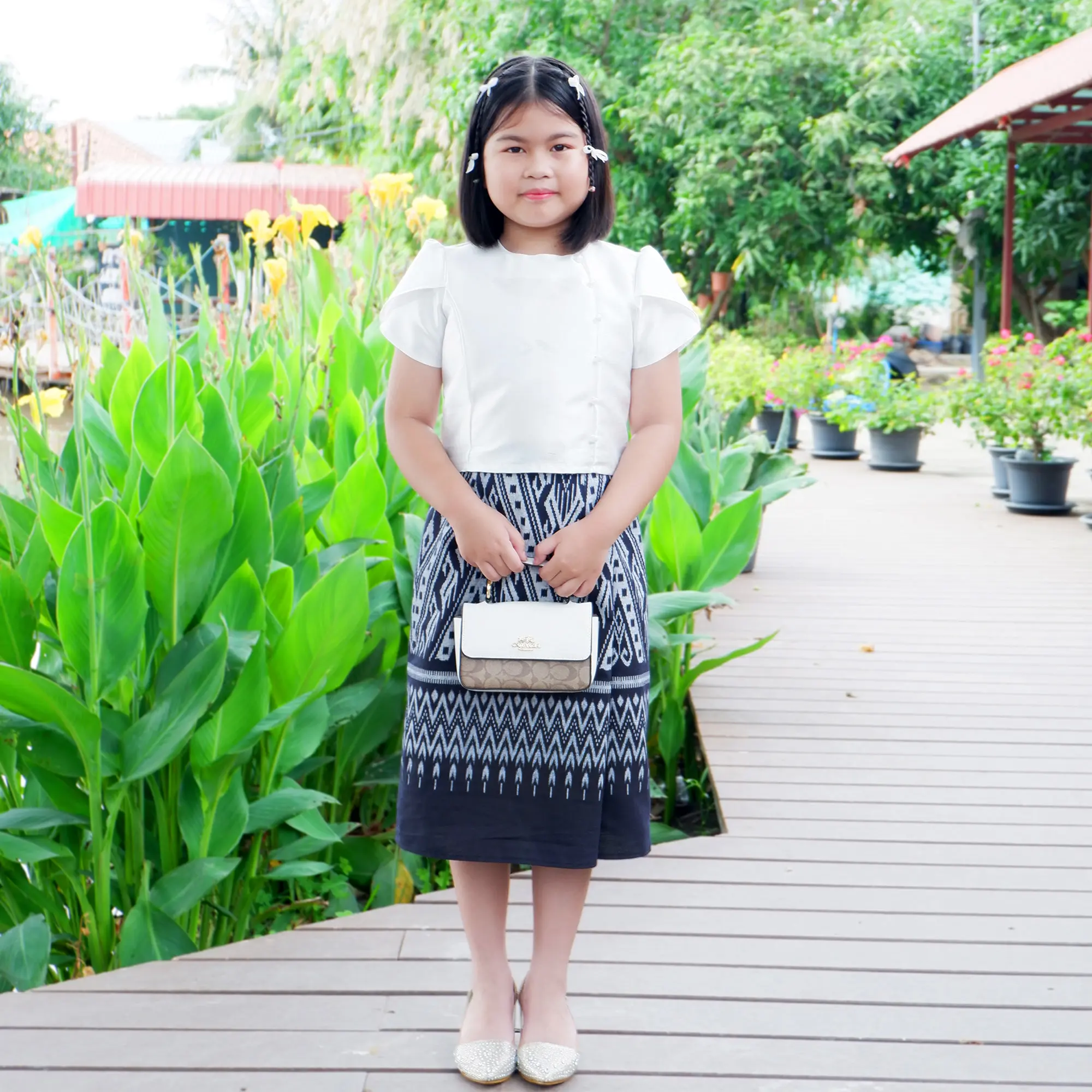 ชุดไทยประยุกต์สำหรับเด็ก รุ่นลิซ่า เสื้อขาวแต่งกระดุม ซิปหลัง+ผ้าถุง