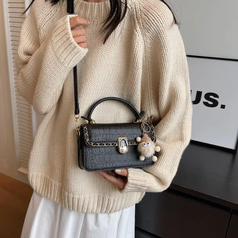 SIZE:20X12X7   Xinyi Bag Túi Xách Nữ Đeo Chéo Hình Hộp Da Viền Dây Xích Kèm Gấu Bông Đi Tiệc Đi Chơi Phong Cách Hàn Quốc 2023_Quảng Châu Bag Kem tui  qc 1