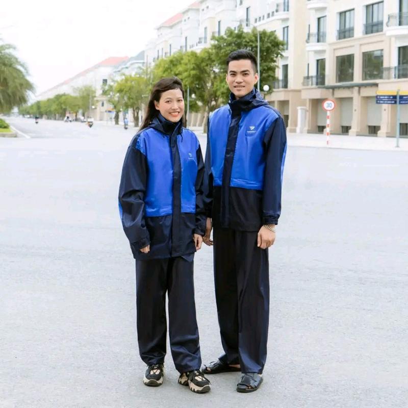 Bộ áo mưa 2lớp 62A Vip Tuấn Phong chất liệu vải dù cao cấp có dây phản quang sau lưng mũ liền gấp gọn trong cổ áo.Chuyên đi mưa và chống rét