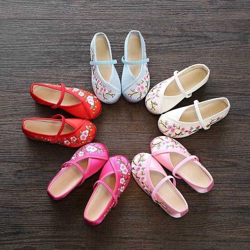 Product Introduction of 2025 Children's Embroidered Shoes Hanfu Shoes Women's Traditional Cloth Shoes New Girls' Performance Dance Shoes Chinese Style 2