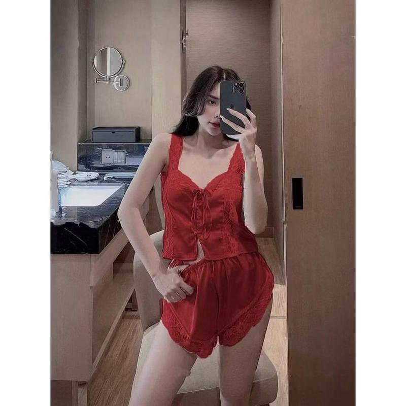 Eng chiroyli qiz oyoqlarini yoyib, mushukini korsatadi Katta kokraklarni silkitib porno