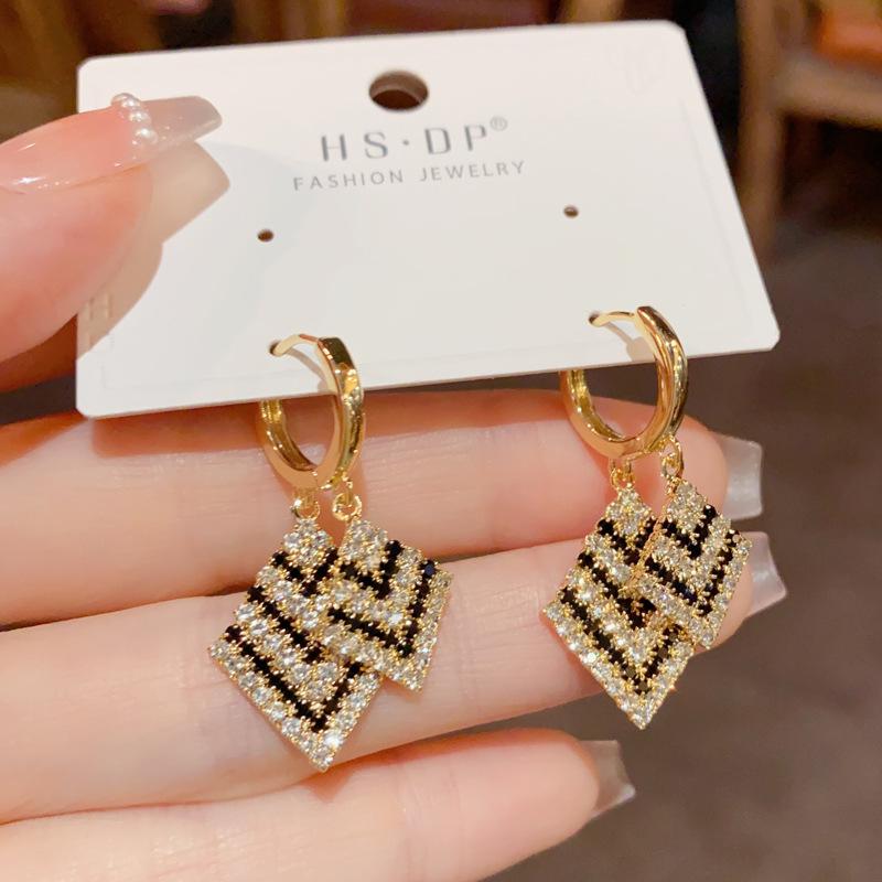 Product Introduction of Autumn and Winter New, Double-Layer Striped Contrast Color Diamond Ear Clip Women, Exquisite Fashion All-Match Design Tassel Earrings 4