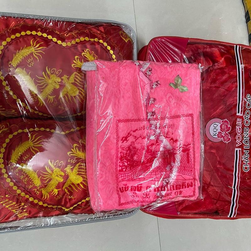 COMBO MÙNG+ MỀN 2kg7 + GỐI CƯỚI MÀU ĐỎ ( Mùng + Mền 2kg7 + Áo gối + ruột gối + túi xách gối + túi xách mền) CAO CẤP LOẠI 1 1