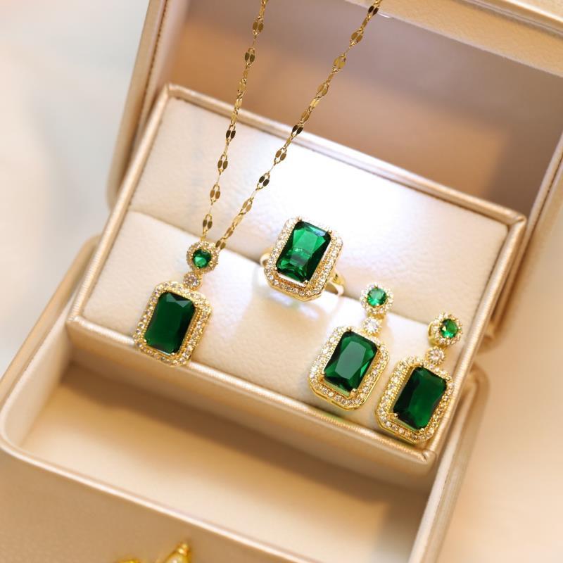 Product Introduction of Green Necklace for Women, Emerald Green Earrings, Niche High-End Design Clavicle Chain, Versatile Jewelry 3-Piece Set 2