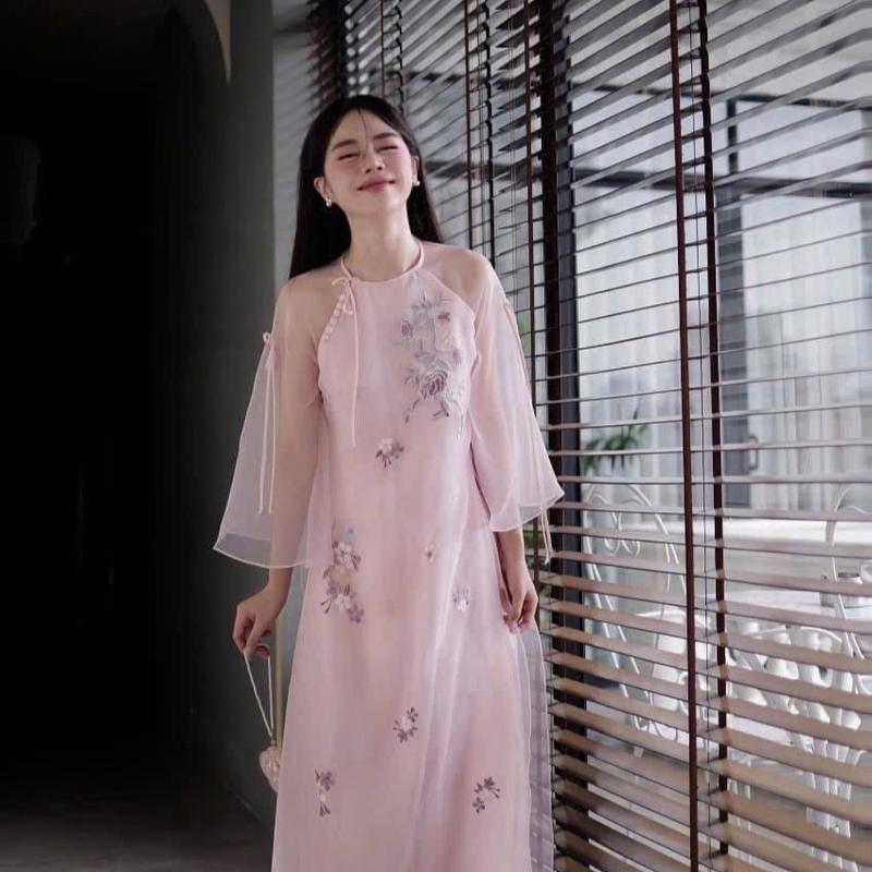 Áo dài cách tân nữ An Chi chất liệu tơ thêu hoa màu hồng sen nổi bật duyên dáng - Áo dài Diệp Anh 4