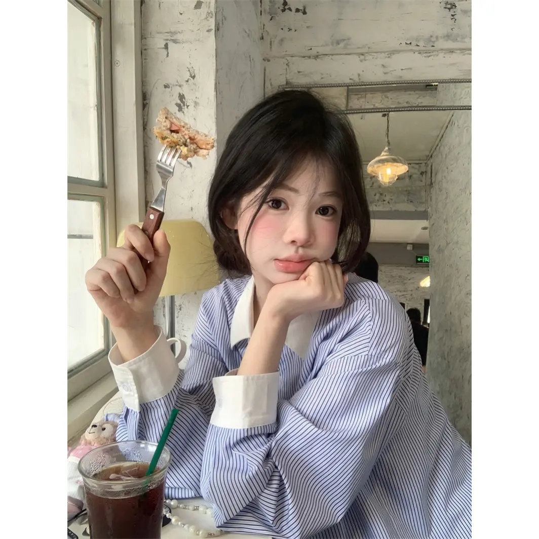 Áo Sơ Mi Nữ Màu Xanh Và Trắng Sọc Thêu Nơ Màu Tương Phản, Thiết Kế Đặc Biệt Mới Cao Cấp, Dáng Rộng Vừa Vặn, Phong Cách 2025