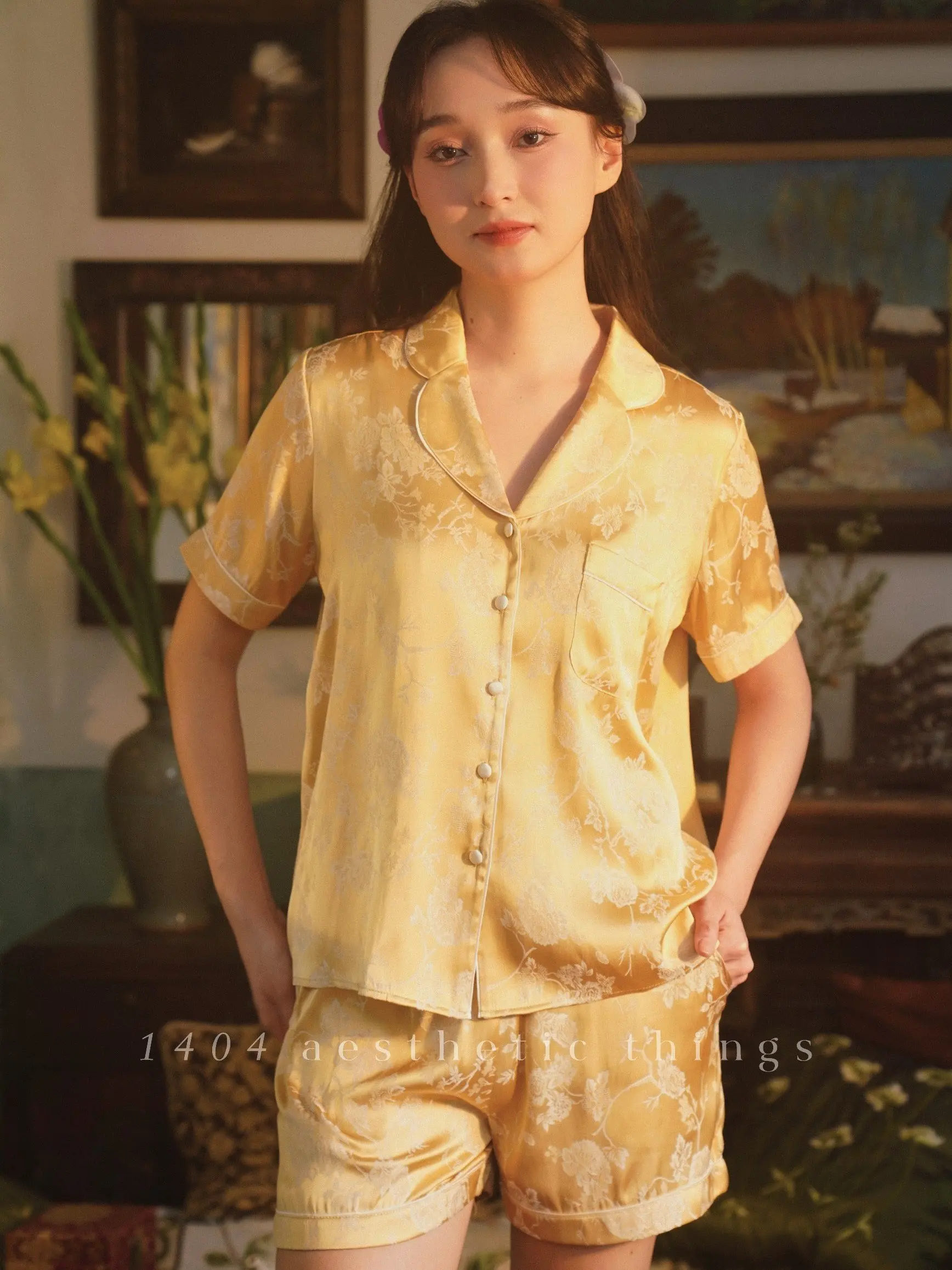 1404 Bộ Ngủ Lụa Tơ Tằm Pyjama Dáng Ngắn Họa Tiết Hoa Trắng Nền Vàng Kèm Chun Buộc Tóc / SET0001-1