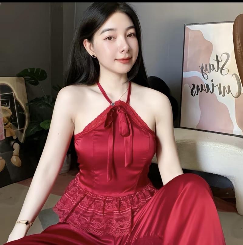Product Introduction of Bộ lụa yếm phối ren, lụa latin mềm, mịn ko nhăn. Quần có túi freesize cho chị e từ 40-58kg Áo 4
