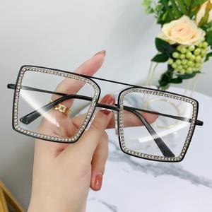 Kính râm sang trọng, dành cho phụ nữ, với đinh tán kim cương, gọng lớn, hiệu ứng Bó Sát Thích hợp để chụp ảnh đường phố