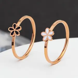 Cincin bunga aster kecil warna hitam dan putih Cincin manis wanita Aksesoris busana Rings Cincin bunga aster kecil warna hitam dan putih Cincin manis wanita Aksesoris busana Rings