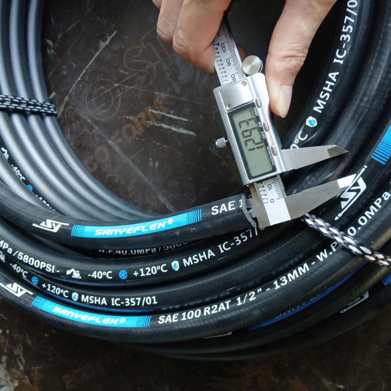 Ống dẫn dầu áp suất cao Sanyeflex phi 13mm, 2 lớp thép, da bóng.