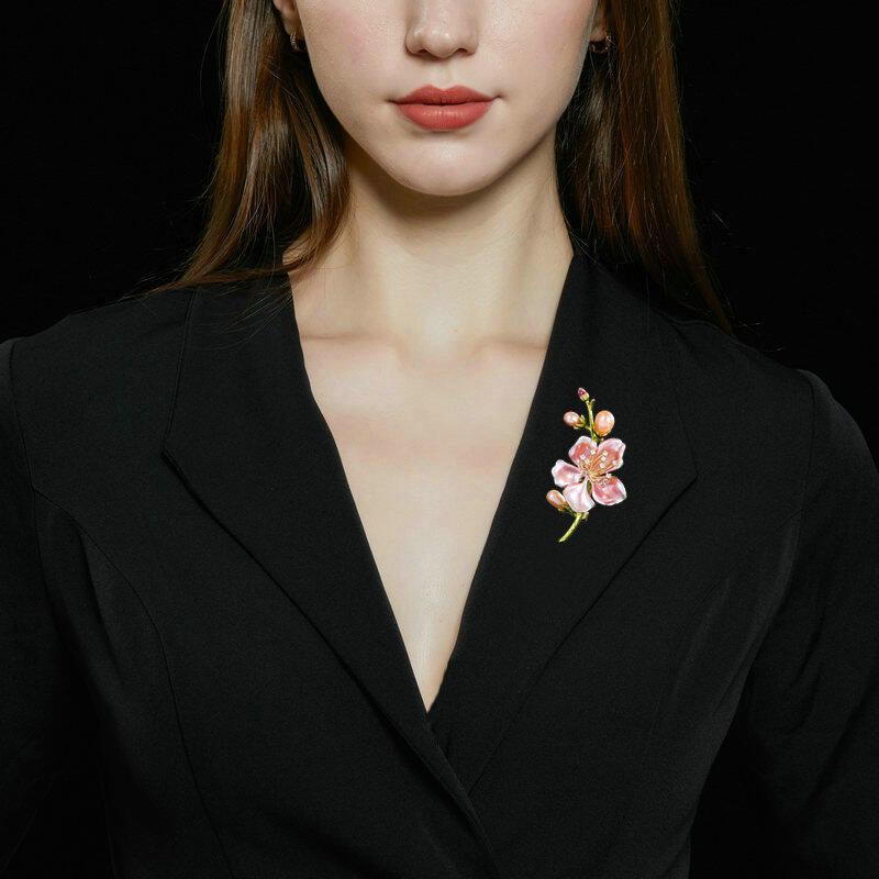 Product Introduction of Elegant Chinese style dress, cheongsam, chest flower, freshwater pearl, multi-purpose anti glare magnolia, high-end brooch 9