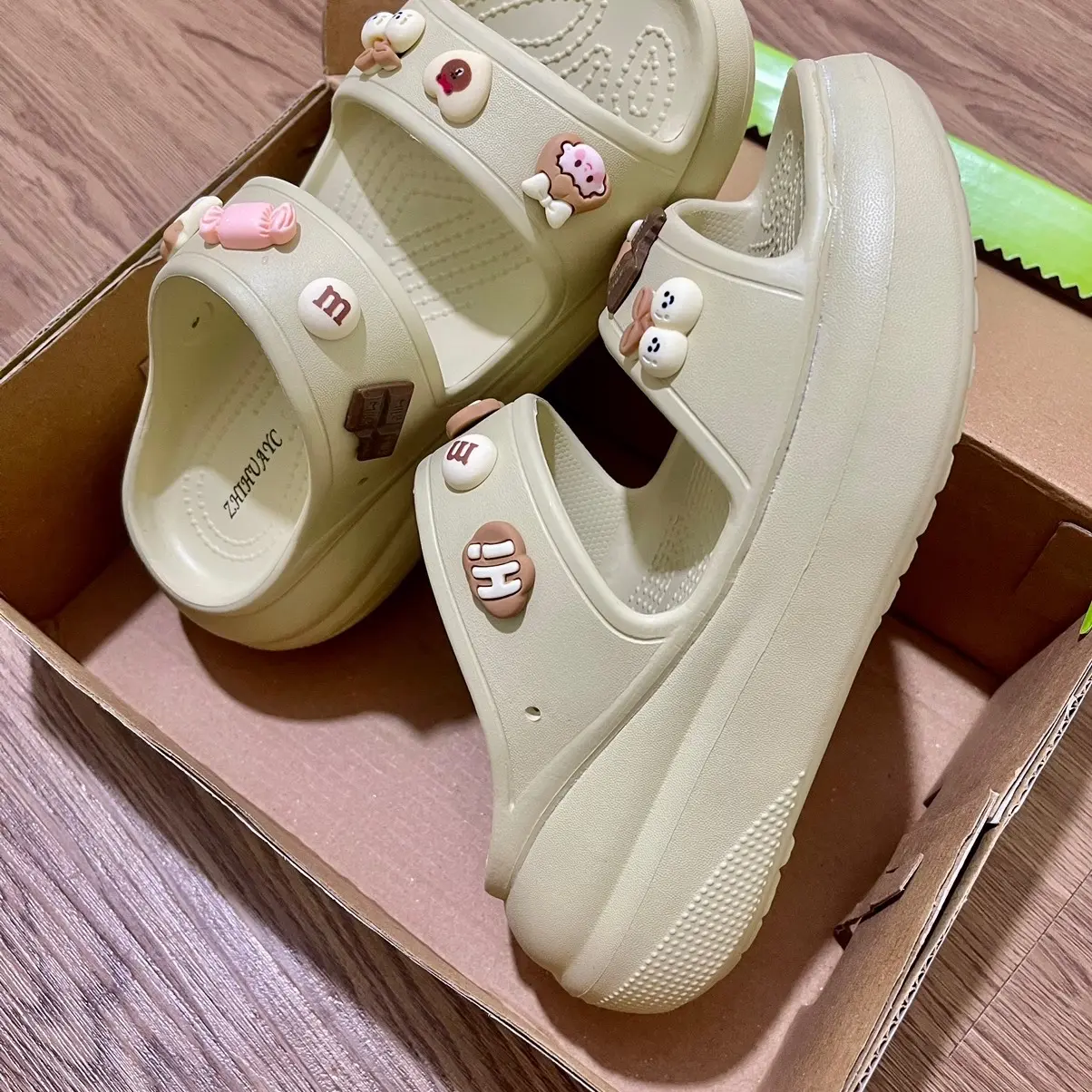 Dép nữ,Dép 2 quai đế đúc đính sticker siêu cute đế cao 7cm,TẶNG sticker ngẫu nhiên,nhẹ tênh nhé,đi làm đi chơi đều được,đi nước thoải mái luôn,chân mỏng lùi 1 size, DéP Shoes GiàY Cao Su