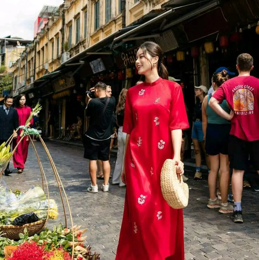 Set áo dài cách tân tơ thêu hoa 4 tà - màu đỏ tươi nổi bật, lên dáng siêu xinh cho nàng lên hình! - áo dài Mieso