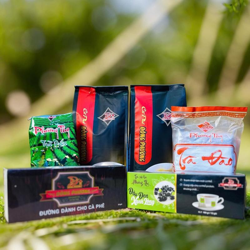 Trà & Cà Phê Đông Phương COMBO Số 4: Gồm: 2 Gói Cà phê Số 4 500g gói - 1 Hộp Trà đậu đen xanh lòng dạng túi lọc 180g hộp - 1 Hộp Đường Đông Phương 1 Gói Trà Đào túi lọc 150g gói - 1 Gói Trà Dứa 70g gói