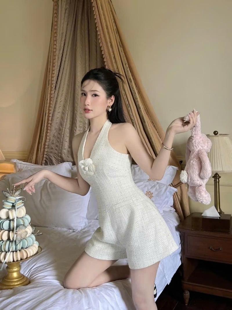 Product Introduction of P84 - Jumpsuit tiểu thư vại dạ tweed cổ yếm phối hoa trà dáng ngắn xinh xắn 10